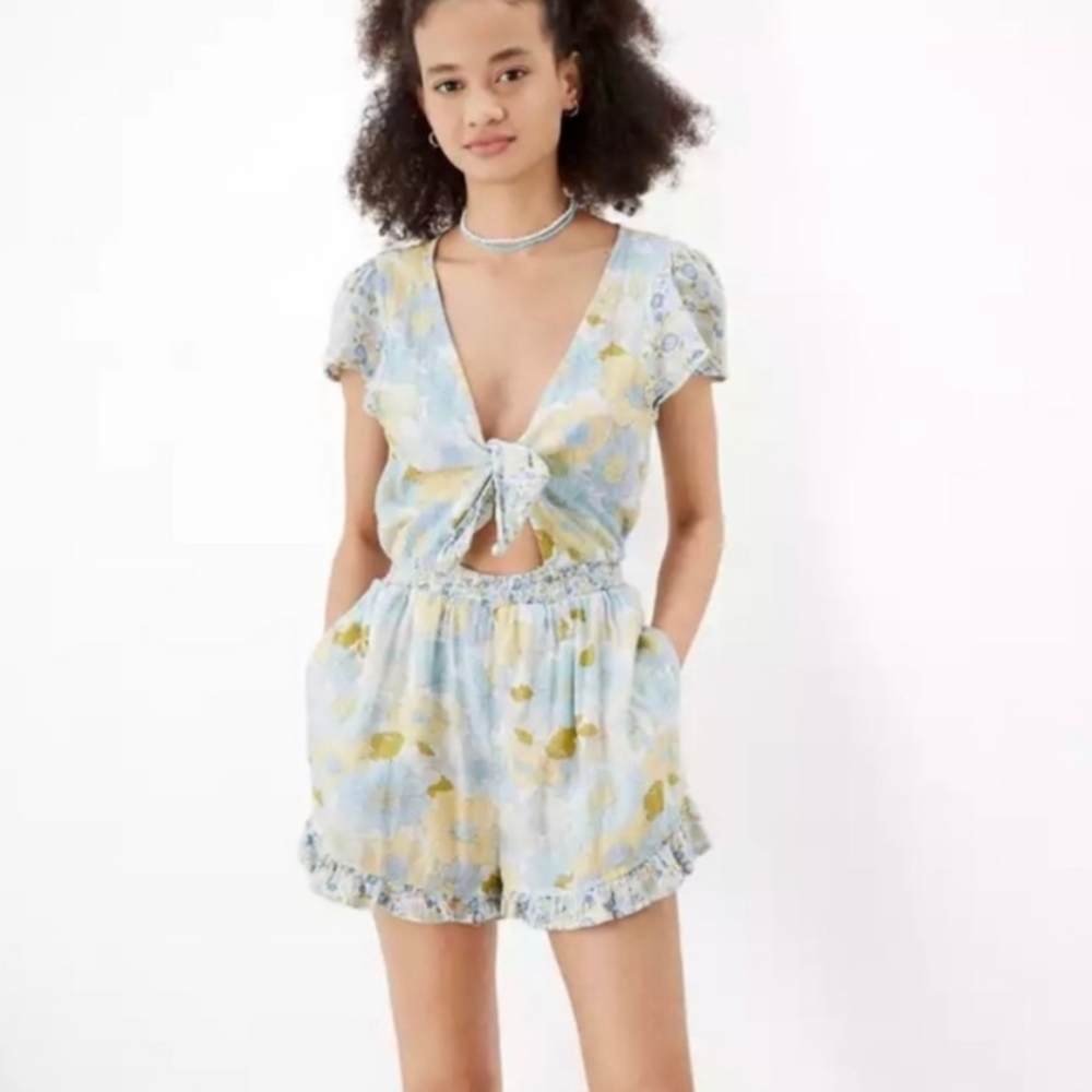 NEW American Eagle Cut Out Tie Front Floral Romper Lightweight Gauze Ruffle XS